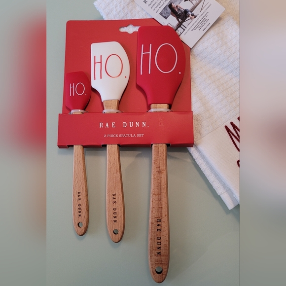 Rae Dunn Christmas Kitchen Bundle Spatula Set & Kitchen Towels - Picture 2 of 6